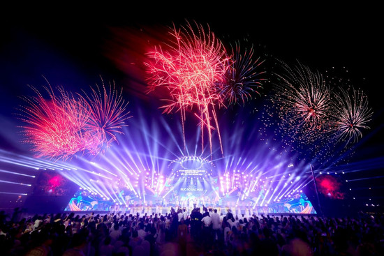 Du khách chen chân xem pháo hoa ở quảng trường biển lớn nhất Thanh Hóa