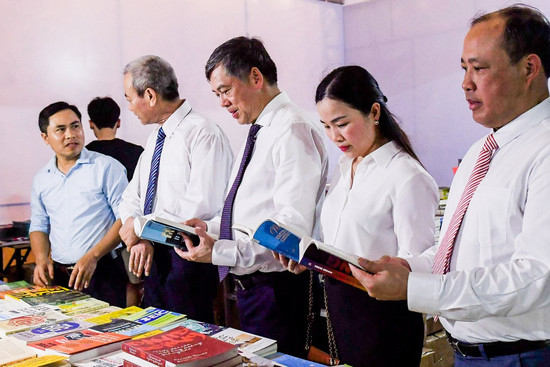 Hàng nghìn người dân tham gia ngày hội sách ở Nam Định