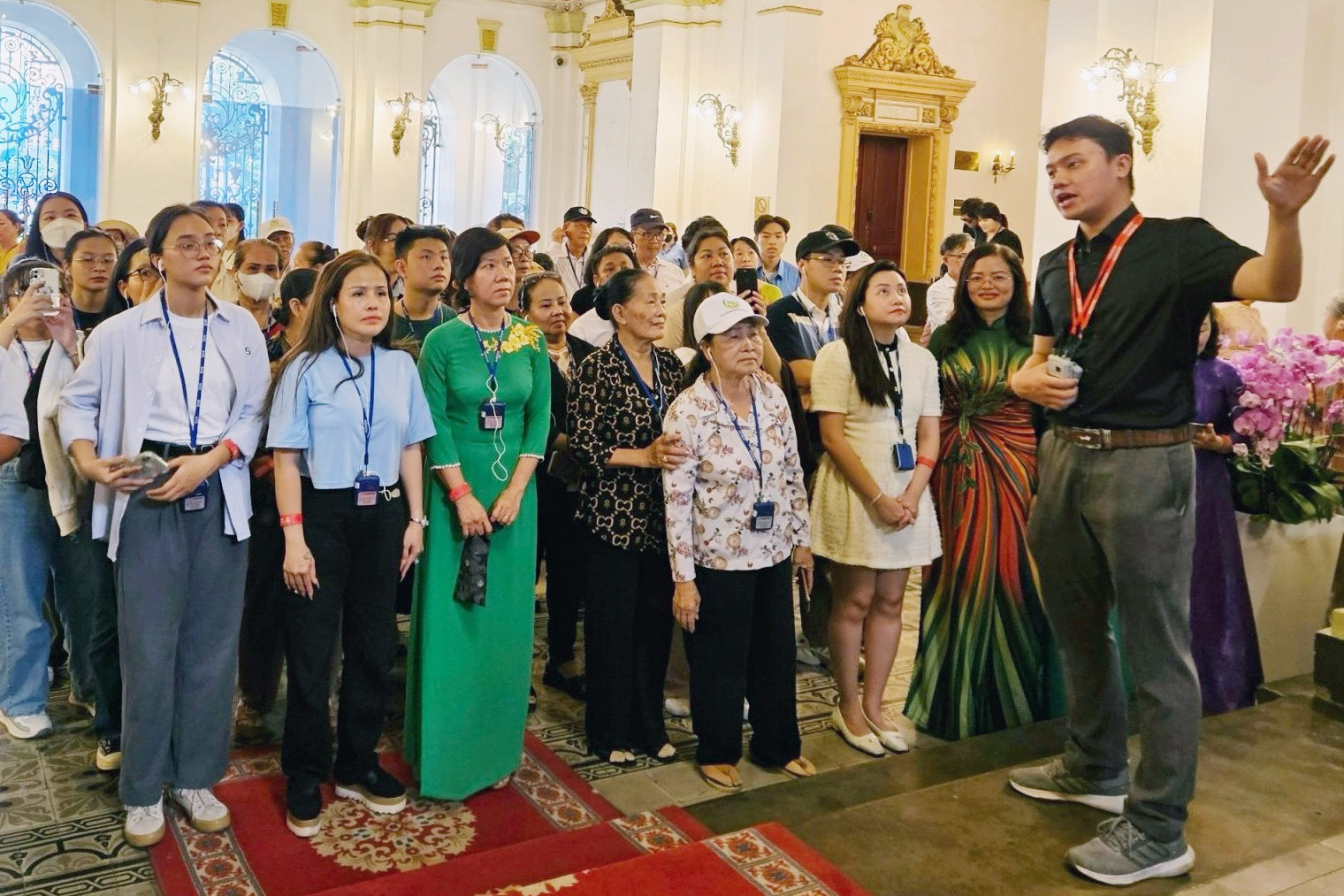 khach tham quan TPHCM.jpg