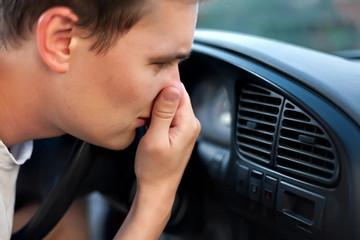 Nếu ngửi thấy ô tô có mùi bất thường, dù đi chơi lễ cũng phải kiểm tra ngay