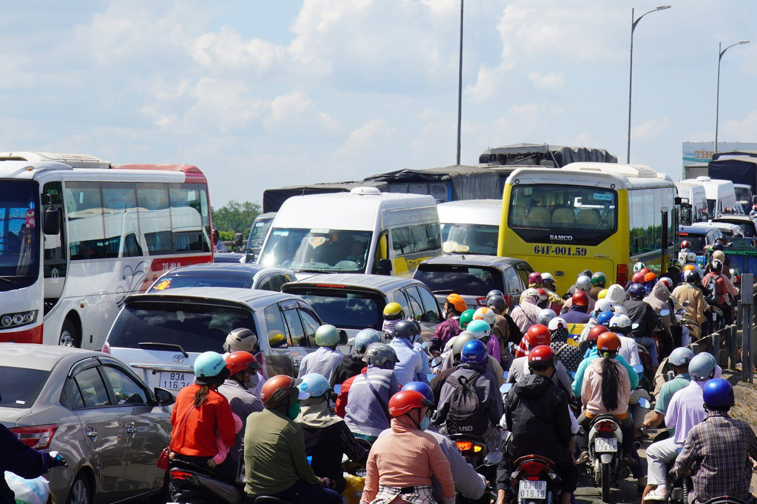 Ô tô tải chết máy, nghìn xe cộ 'chôn chân' giữa nắng gắt trên cầu Rạch Miễu