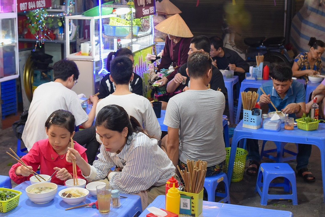 Quán miến ngan trộn Hà Nội nằm sát đường tàu, từng được báo Mỹ 'khen hết lời'