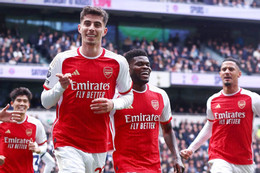 Arsenal thắng nghẹt thở trên sân Tottenham