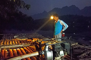 Túc trực ngày đêm chạy máy tạo oxy cứu cá lồng bè trên sông Mã