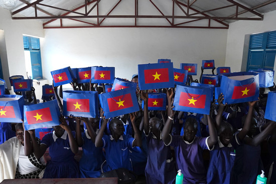 Túi quà 'cờ đỏ sao vàng' bác sĩ mũ nồi xanh Việt Nam gửi tặng em nhỏ châu Phi