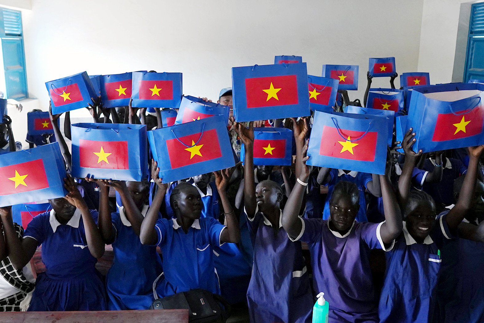 Túi quà &apos;cờ đỏ sao vàng&apos; bác sĩ mũ nồi xanh Việt Nam gửi tặng em nhỏ châu Phi