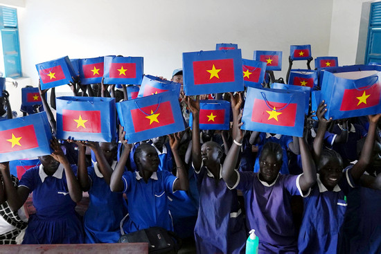 Túi quà 'cờ đỏ sao vàng' bác sĩ mũ nồi xanh Việt Nam gửi tặng em nhỏ châu Phi