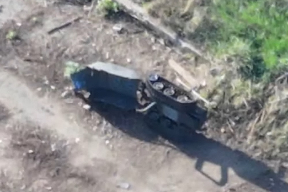 Video drone cảm tử Ukraine vô hiệu hóa UGV quân đội Nga