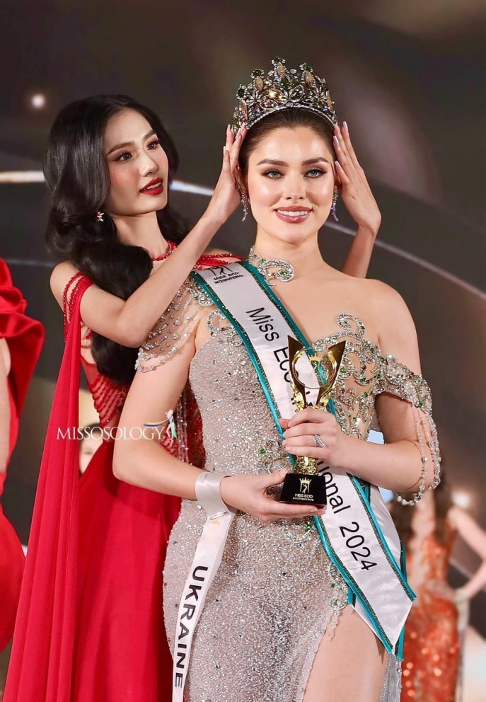 batch ddhoa hau nguyen thanh ha trao vuong mien cho miss eco international 2024.jpg