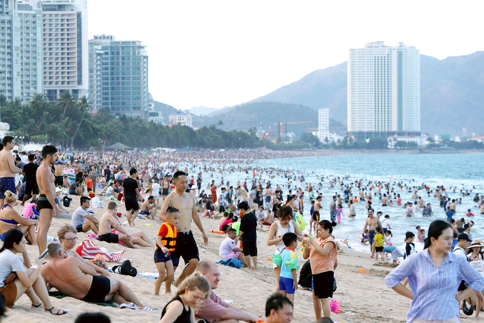 Biển Nha Trang, Vũng Tàu đông kín du khách trong ngày nghỉ lễ thứ 3