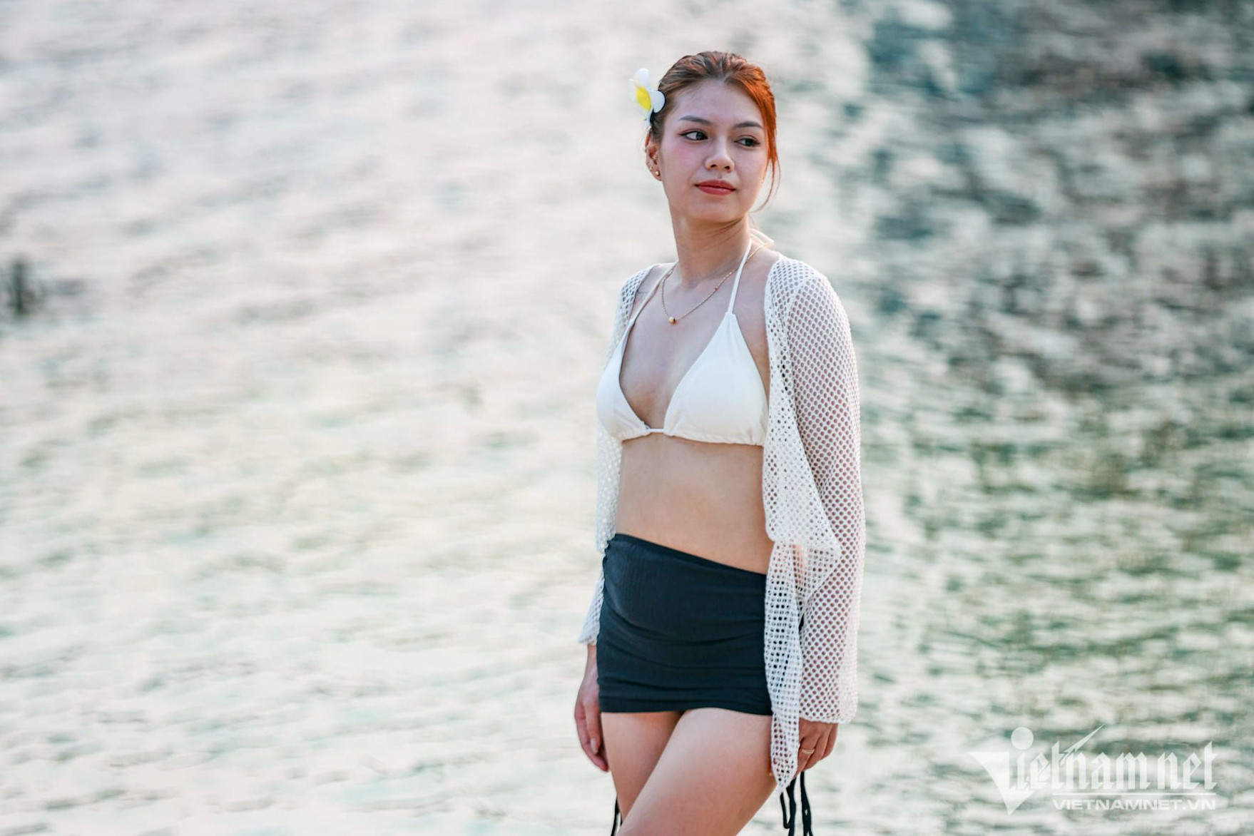 co gai o bien nhan tao.jpg