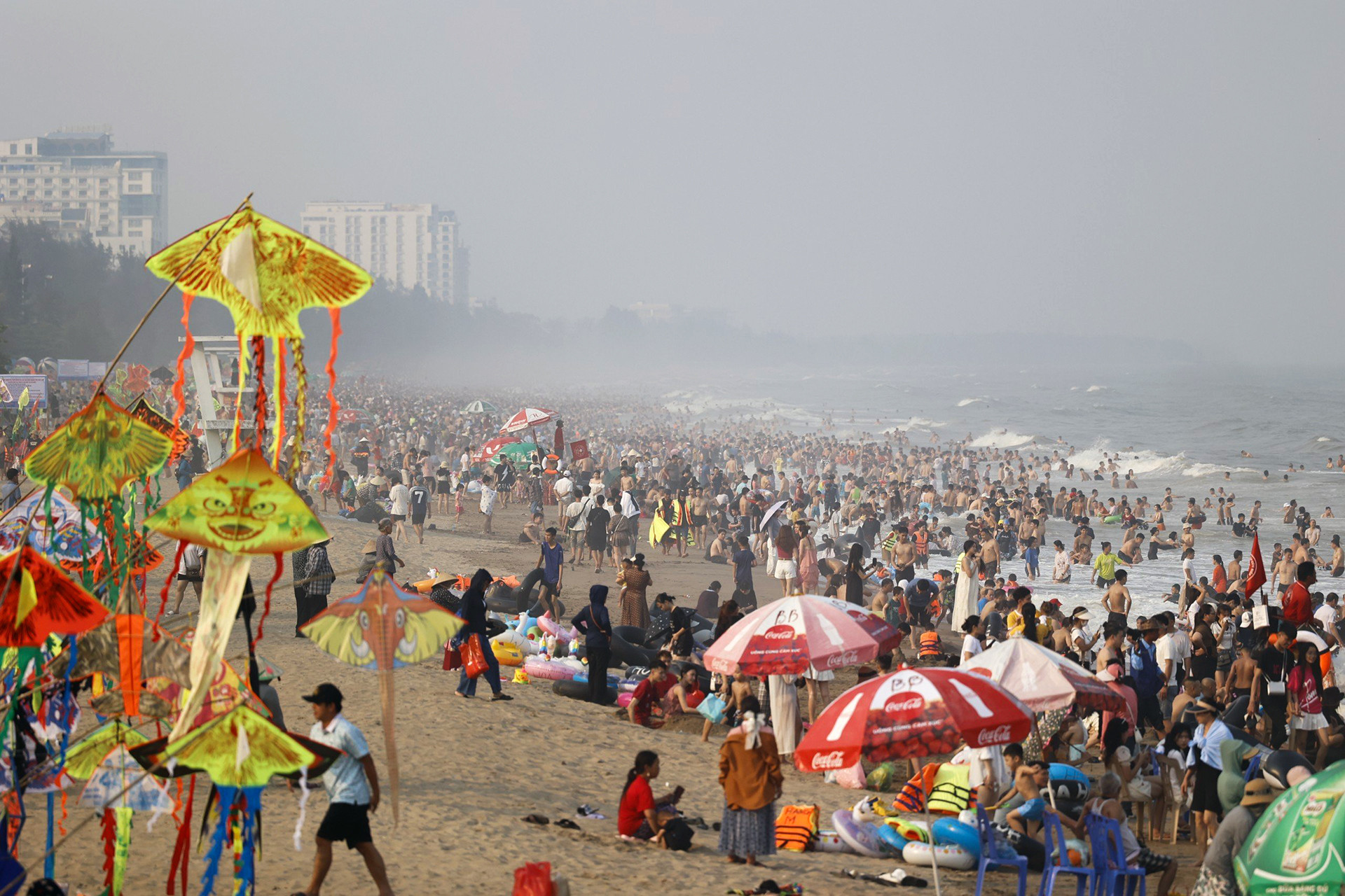 Khách ùn ùn đổ về nghỉ lễ 30/4, biển Sầm Sơn ken đặc người, 'không còn chỗ thở'