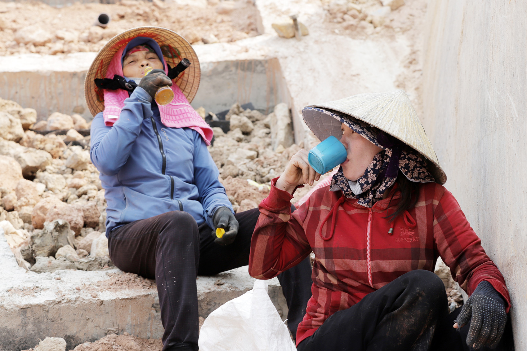 Người lao động cực nhọc giữa nắng nóng đổ lửa ở Nghệ An