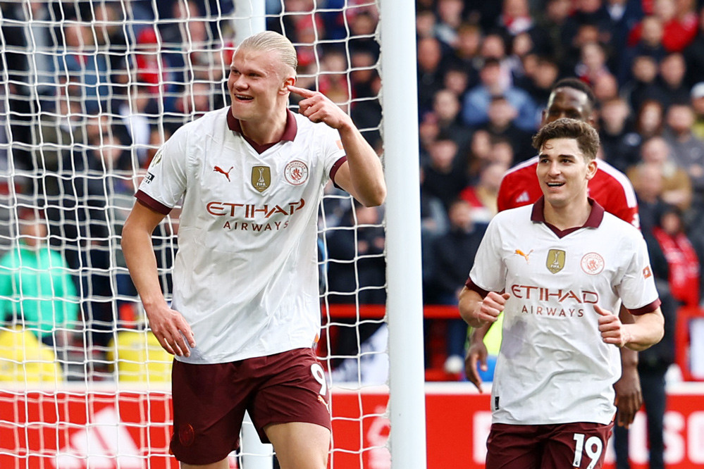 Haaland tái xuất ghi bàn, Man City áp sát Arsenal