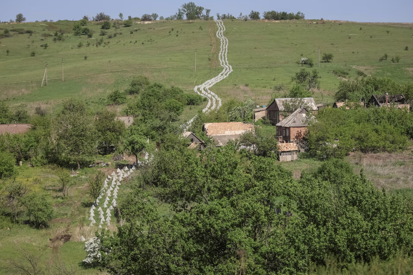 Ukraine rút khỏi 3 làng ở miền đông, mong ngóng viện trợ