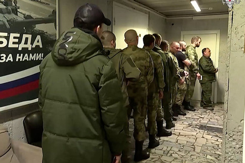 Cảnh nam giới Nga xếp hàng dài xin gia nhập quân đội sau vụ tấn công ở Moscow