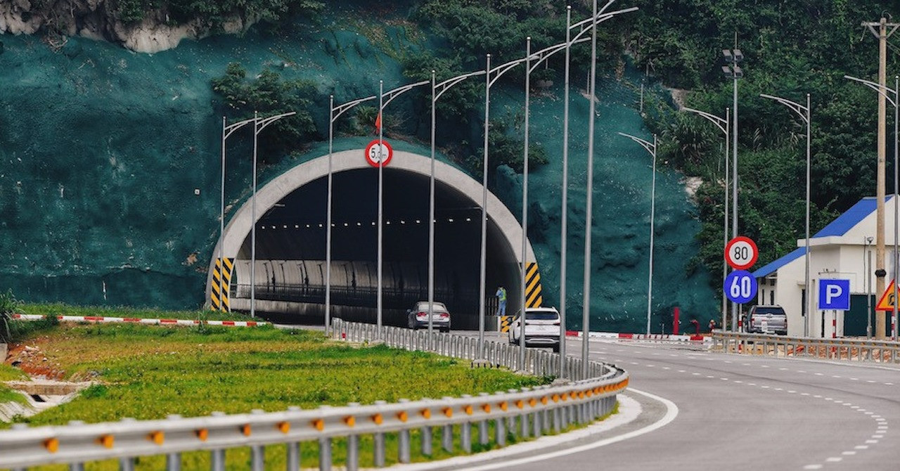 Đường cao tốc phải có tối thiểu 4 làn xe, tốc độ tối đa 120km/h