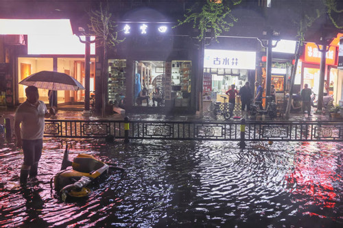 Gió bão tàn phá nam Trung Quốc, người dân bị thổi bay khỏi nhà
