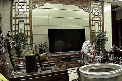 Gió lớn thổi bay cánh cửa nhà, bố phản ứng nhanh cứu con thoát khỏi nguy hiểm