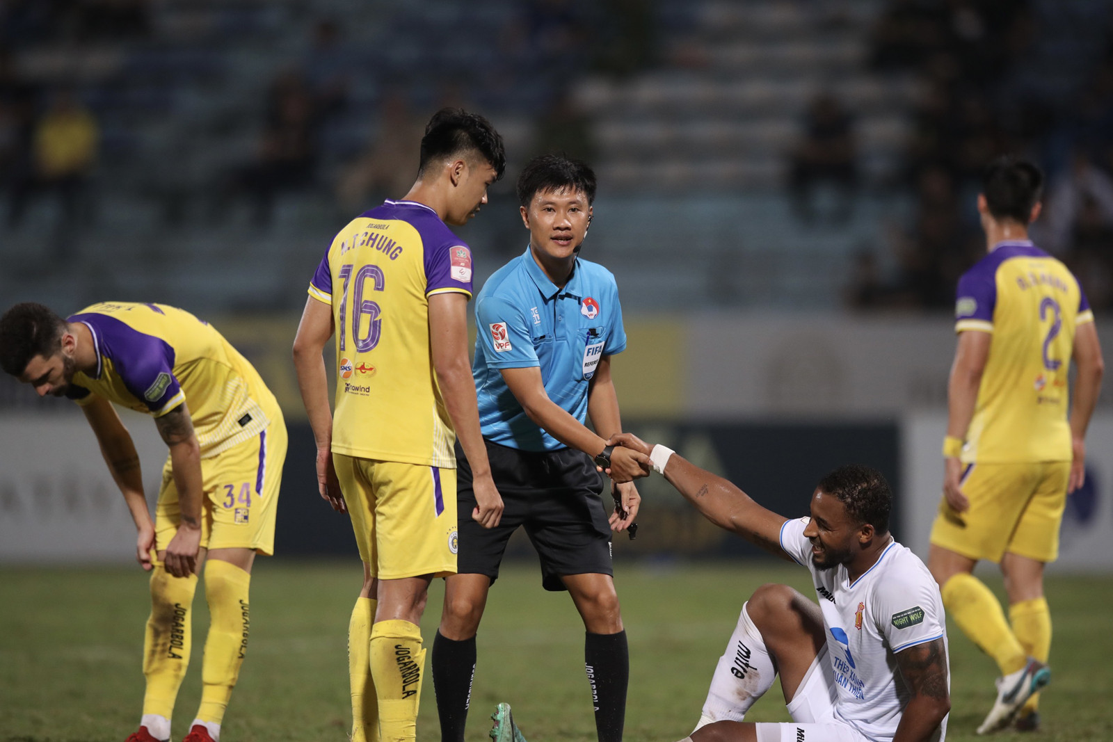 Hà Nội FC tố trọng tài bắt sai ở thua Nam Định