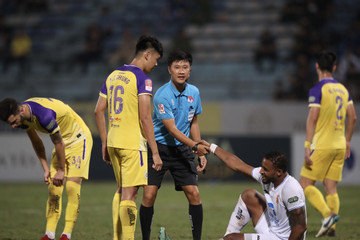 Hà Nội FC tố trọng tài bắt sai ở trận thua Nam Định