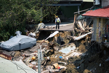 Khách Việt hoảng loạn chứng kiến động đất, cửa kính khách sạn nứt vỡ ở Đài Loan