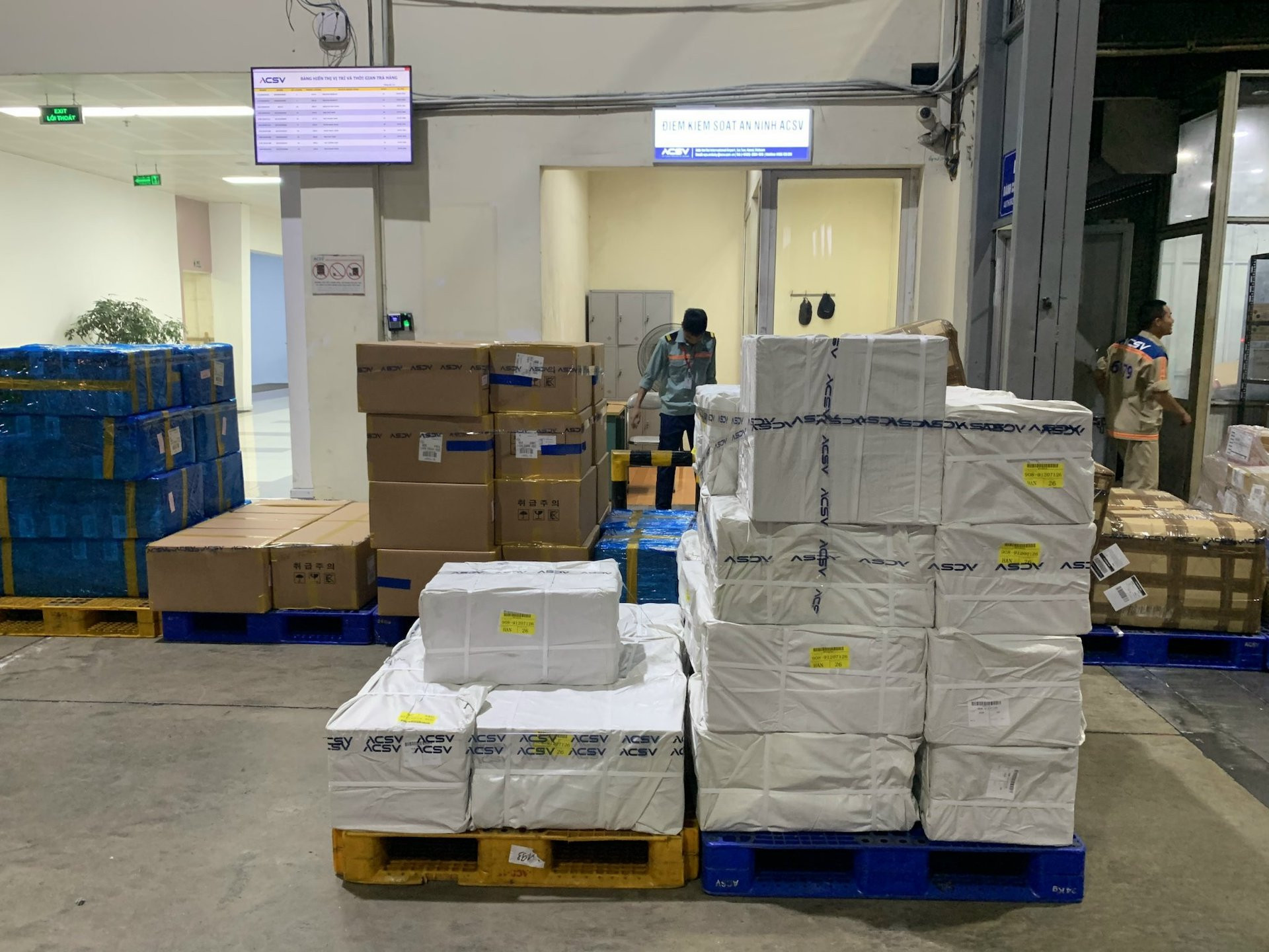 lo vac xin dau tien cap cang noi bai.jpg