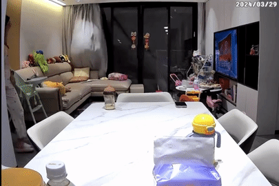 Mẹ hốt hoảng ôm con bỏ chạy khi gió lớn thổi bay cửa kính nhà chung cư