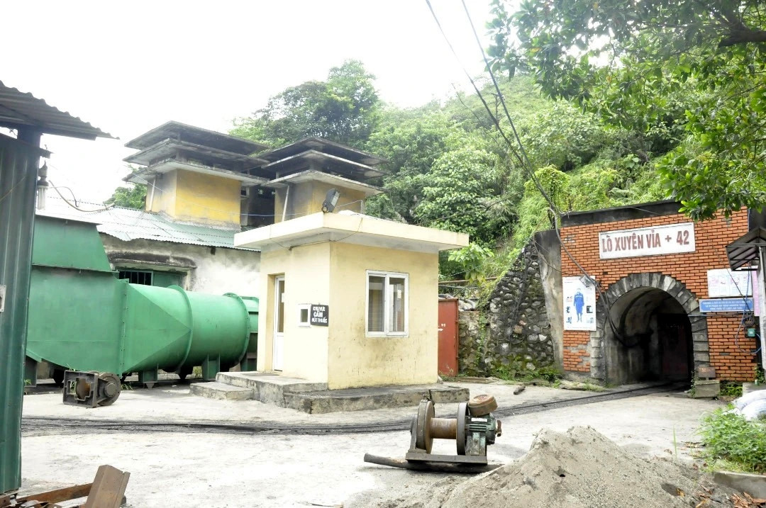 methane blast kills four coal miners in vietnam picture 1