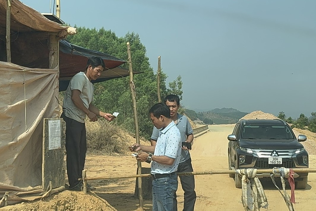 Tự lập rào chắn để thu tiền người đi đường