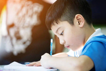 Trường tiểu học cấm học sinh làm bài tập về nhà quá 21h30