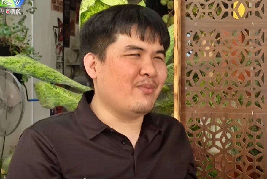 anh 3 nguoi khiem thi.png