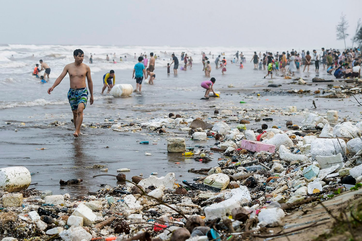Bãi biển Nam Định ngập rác bốc mùi hôi, hàng nghìn khách vẫn vô tư xuống tắm