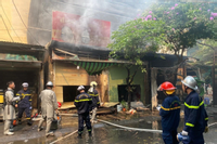 Bản tin trưa 30/4: Cháy 4 ki ốt ở Hà Nội, Cảnh sát PCCC đục cửa cuốn vào dập lửa