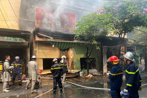 Bản tin trưa 30/4: Cháy 4 ki ốt ở Hà Nội, Cảnh sát PCCC đục cửa cuốn vào dập lửa