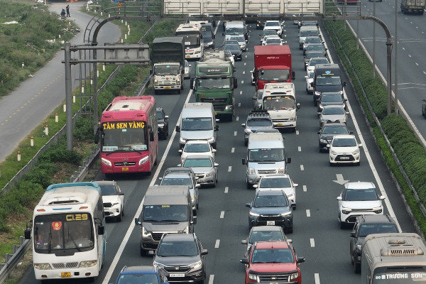 Chưa kết thúc kỳ nghỉ lễ 30/4 - 1/5, dòng ô tô đã xếp hàng vào trung tâm Hà Nội