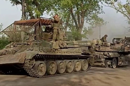 Hình ảnh quân Nga kéo xe tăng Abrams Ukraine về hậu phương