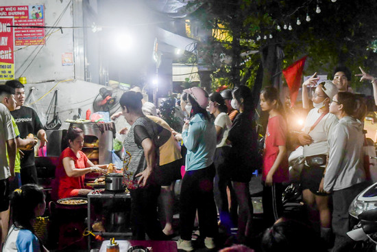 Nghỉ lễ 30/4, khách xếp hàng dài chờ mua món ăn ngon nức tiếng Nam Định