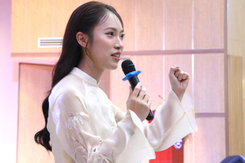 Nữ sinh Nghệ An hỏi cách nói giọng Bắc, MC Khánh Vy xử trí bất ngờ