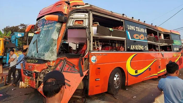 va cham 2 xe khach 1.jpg