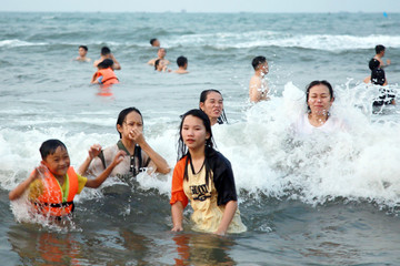 Vạn du khách đổ đến bãi biển đẹp nhất Hà Tĩnh vui chơi dịp lễ 30/4