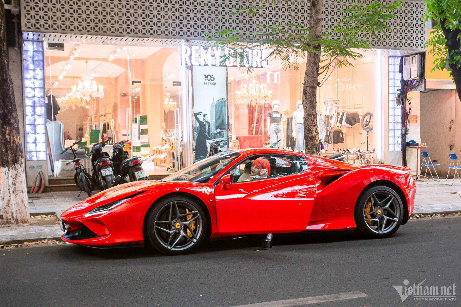 W-ferrari-f8-spider-1-1.jpg