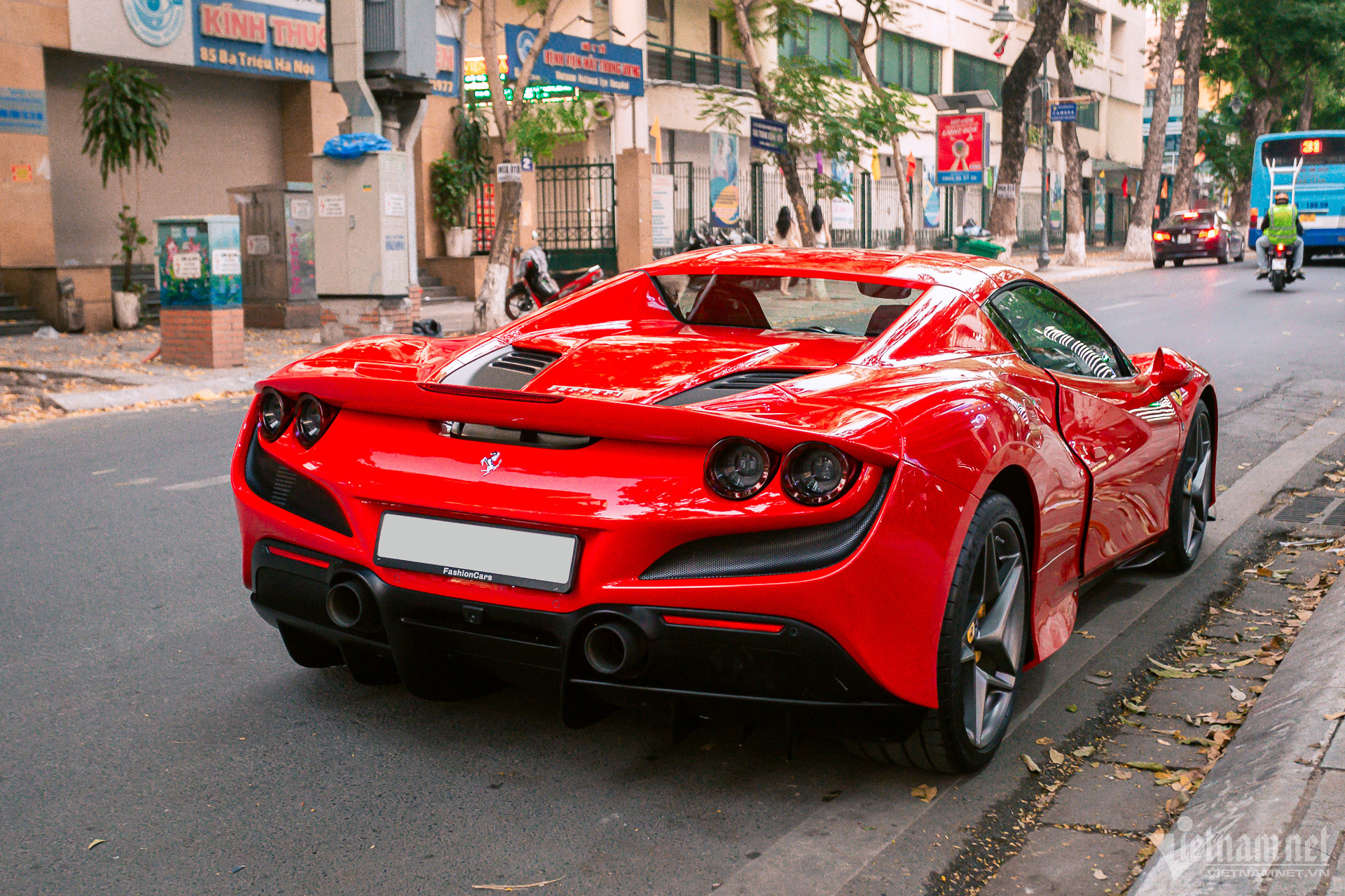 W-ferrari-f8-spider-4-1.jpg