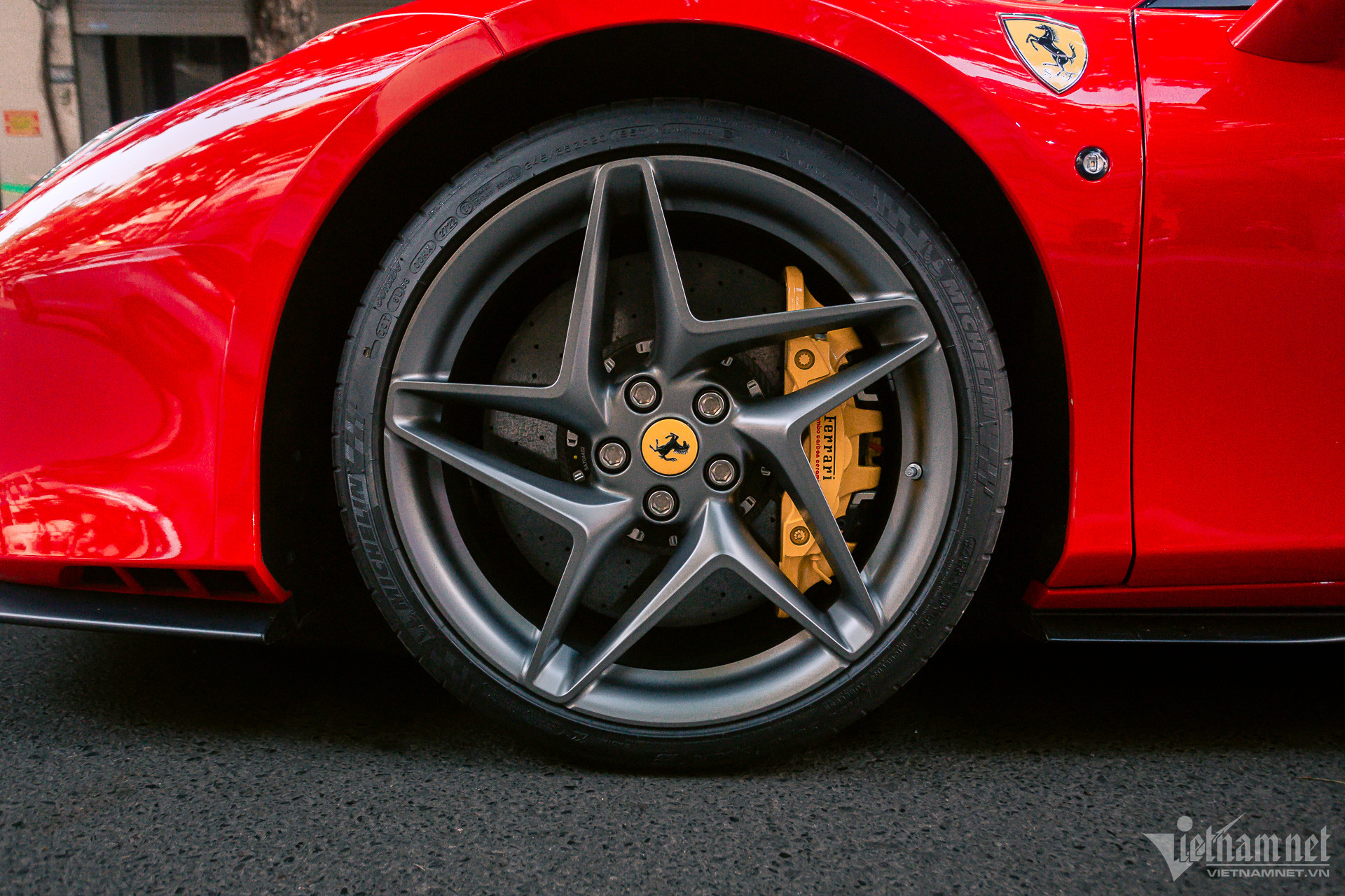 W-ferrari-f8-spider-11-1.jpg