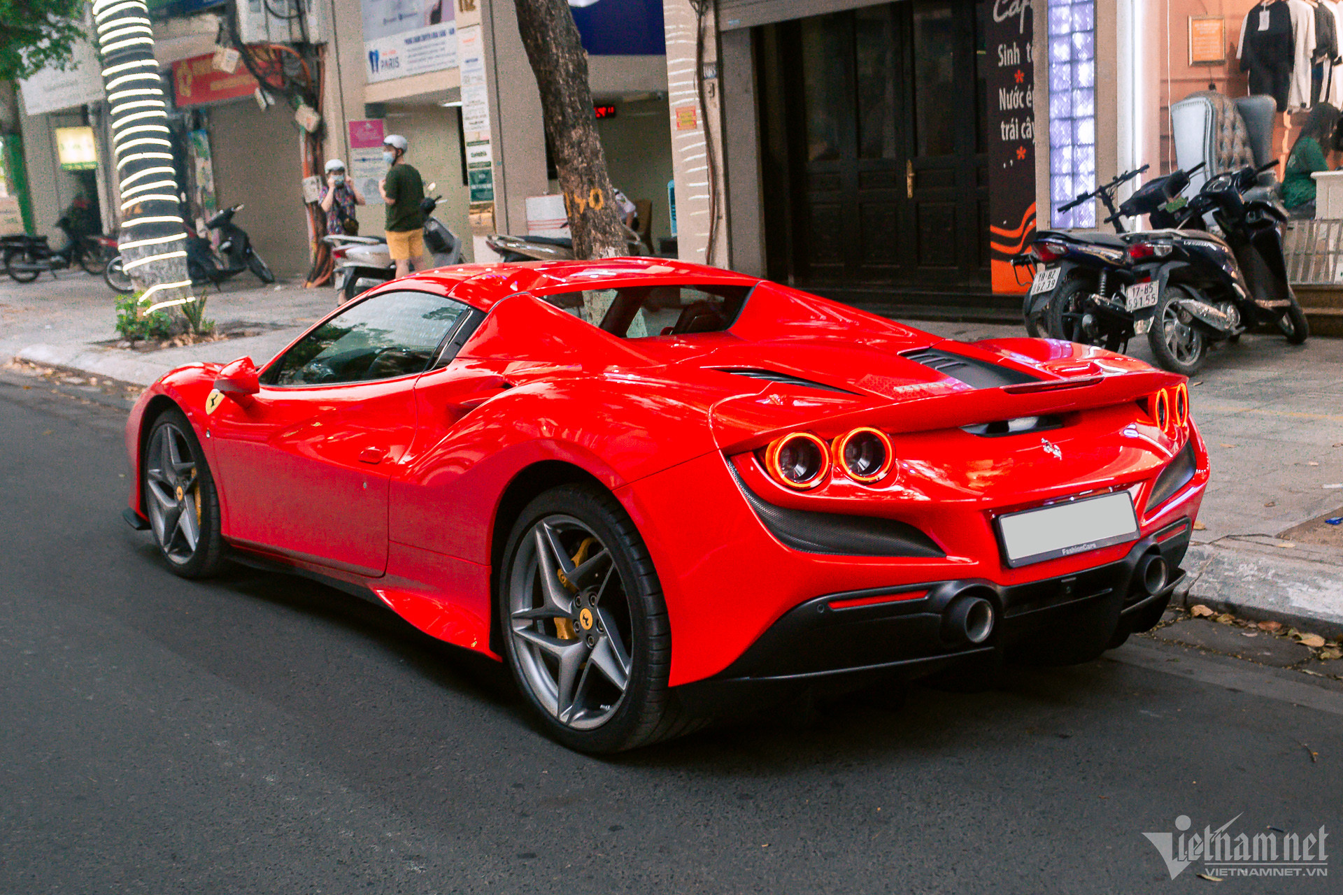 W-ferrari-f8-spider-9-1.jpg