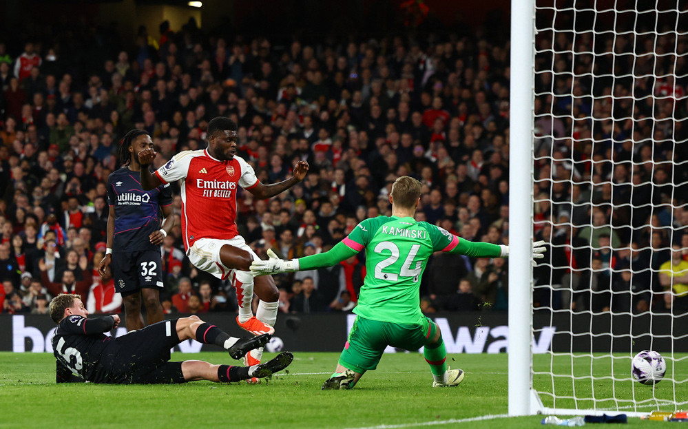 Thắng dễ Luton, Arsenal vững vàng ngôi số 1 Arsenal.jpg