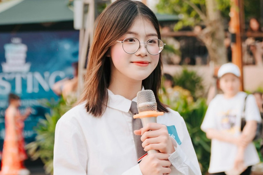 Bất chấp nắng nóng, dàn mẫu nhí trình diễn trong công viên