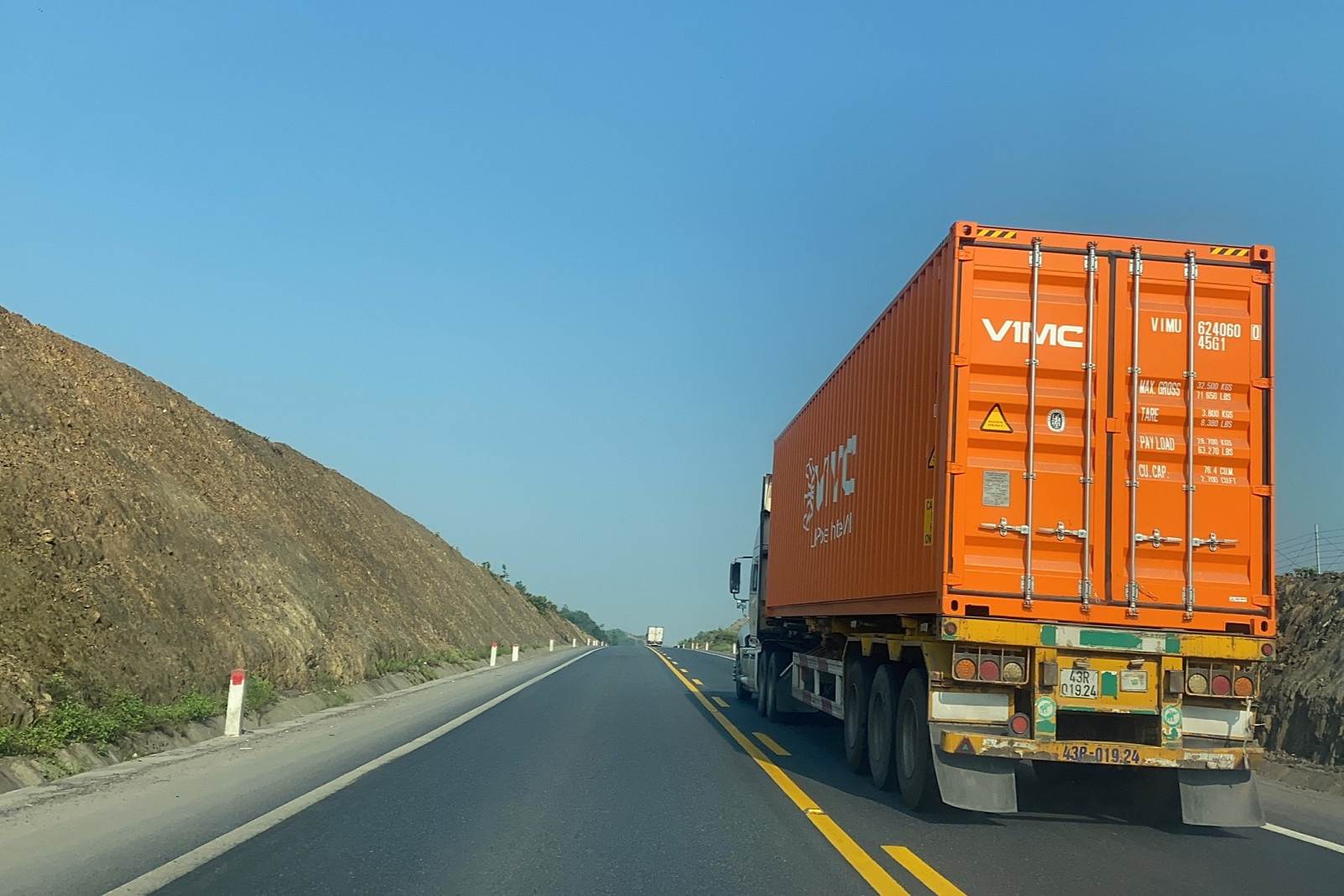 Biển báo cấm chưa lắp xong, xe cỡ lớn vẫn ầm ầm vào cao tốc Cam Lộ - La Sơn