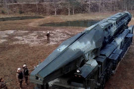 Cận cảnh Triều Tiên phóng tên lửa siêu thanh mới thể hiện 'sự ưu việt tuyệt đối'