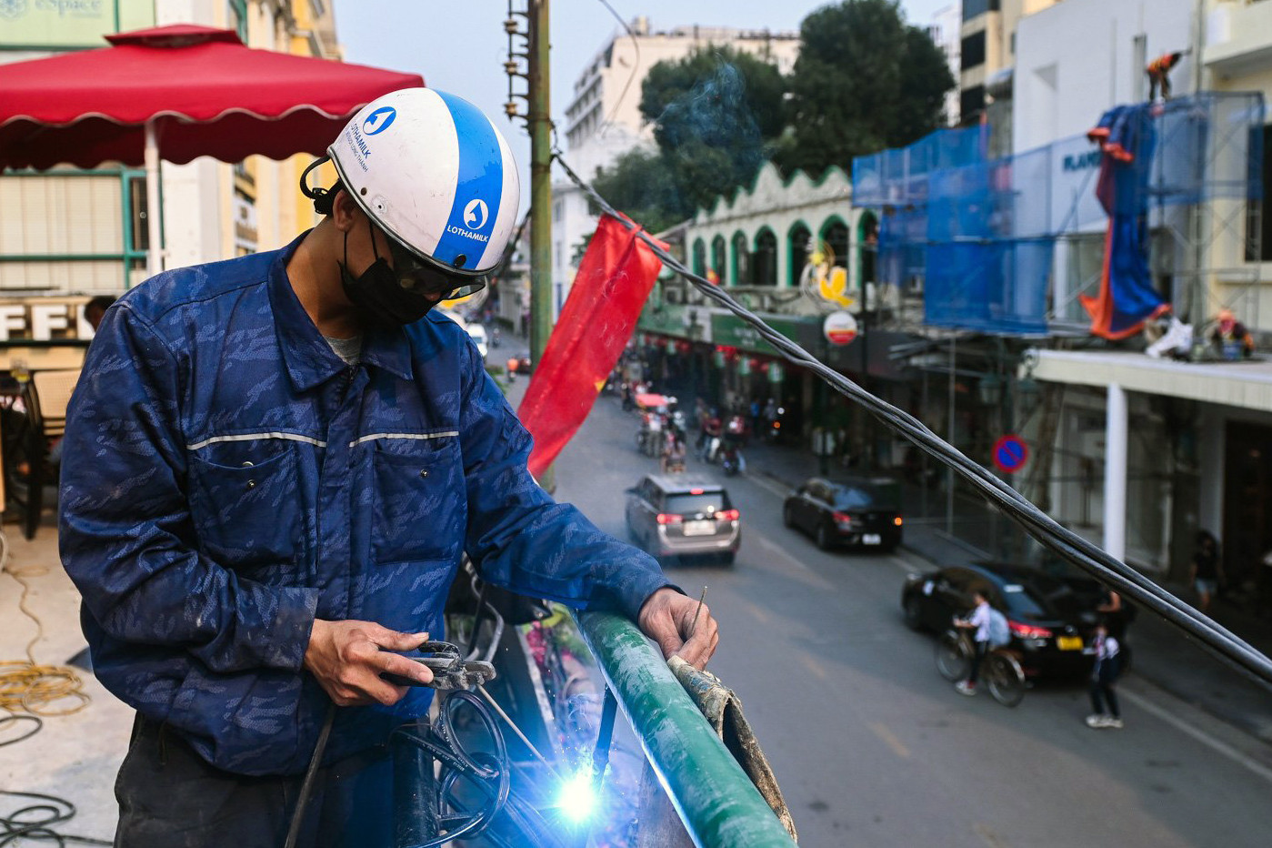 Cảnh đại tu mặt tiền tuyến phố đắt đỏ bậc nhất Hà Nội